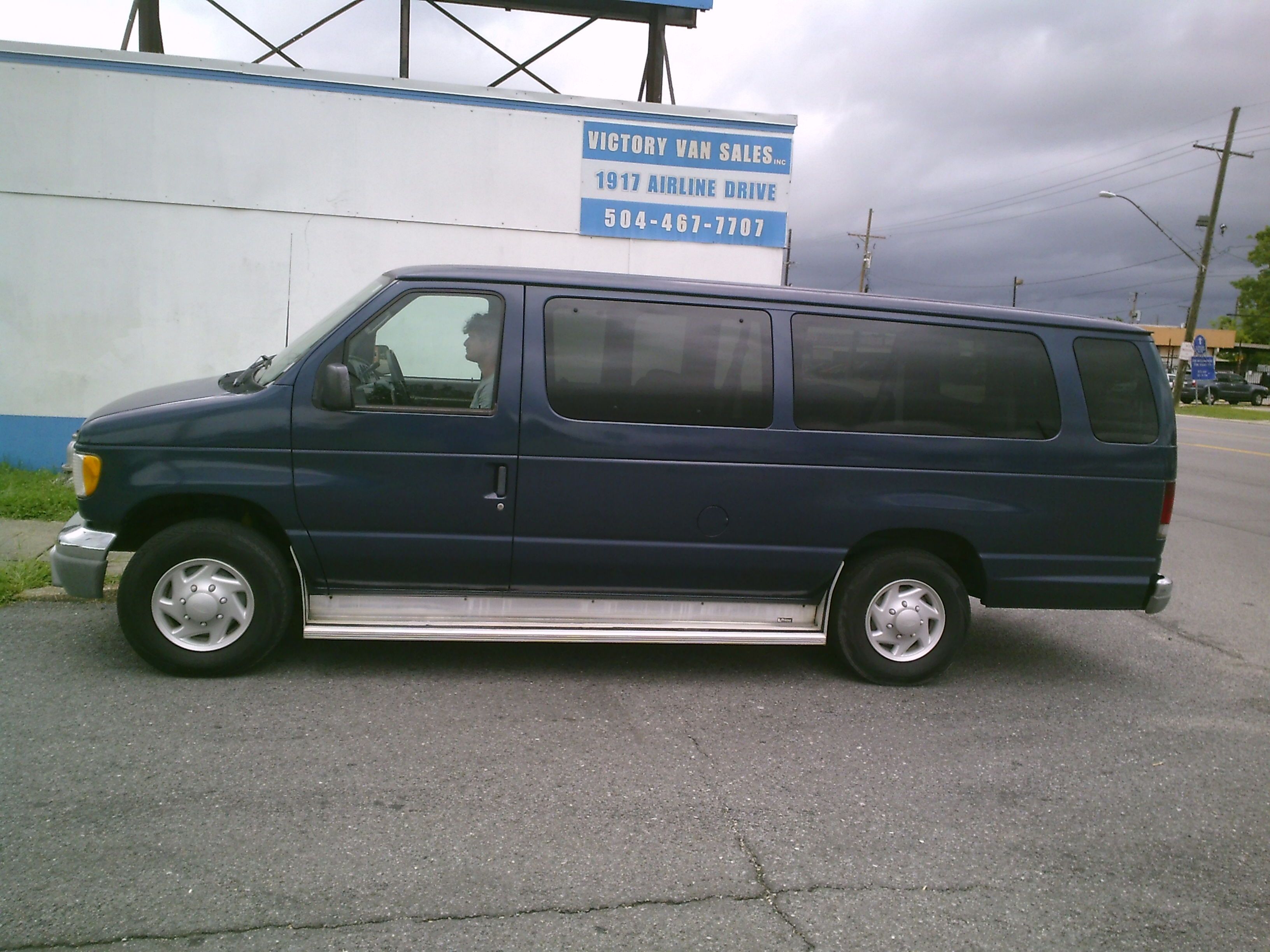 Used 2002 Ford E-350 and Econoline 350 Club Wagon Extended Super Duty RWD image 1