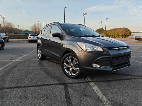 Used 2016 Ford Escape SE image 2