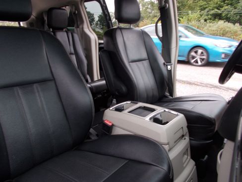 Used 2014 Chrysler Town & Country Touring-L image 15