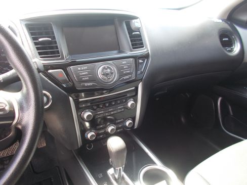 Used 2020 Nissan Pathfinder S image 8