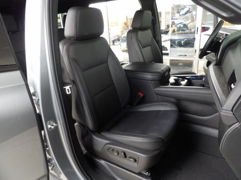 Used 2025 Chevrolet Suburban Z71 image 30