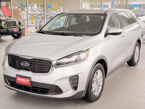 Used 2019 Kia Sorento LX image 3