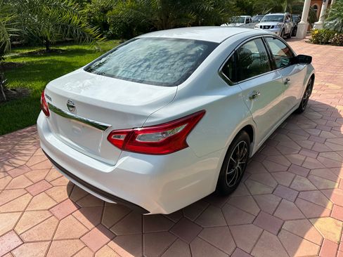 Used 2016 Nissan Altima SV FWD image 4