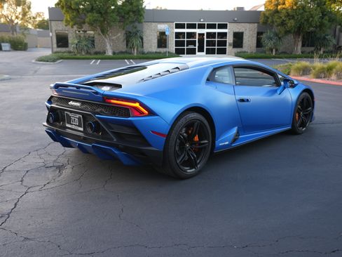 Used 2020 Lamborghini Huracan EVO image 2