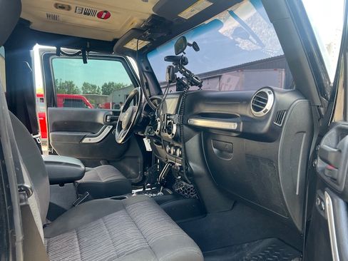 Used 2012 Jeep Wrangler Unlimited Sahara image 21