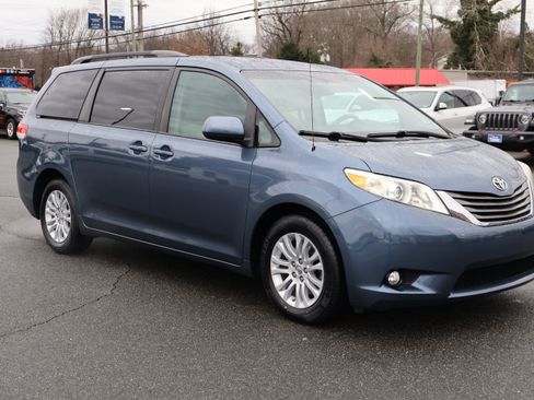 Used 2014 Toyota Sienna XLE image 10