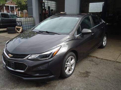 Used 2016 Chevrolet Cruze LT image 2
