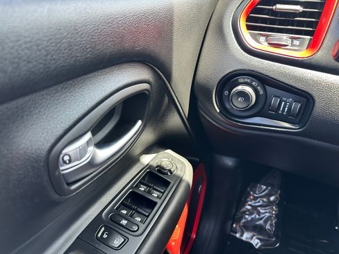 Used 2018 Jeep Renegade Trailhawk AWD/4WD image 15