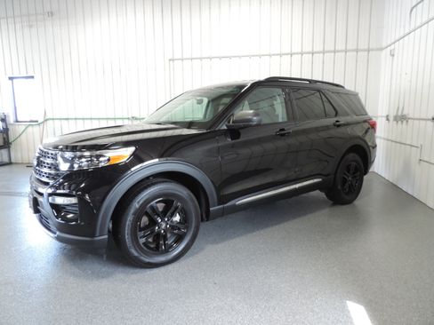Used 2023 Ford Explorer 4WD XLT image 3