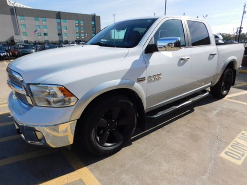 Used 2018 RAM 1500 SLT image 4