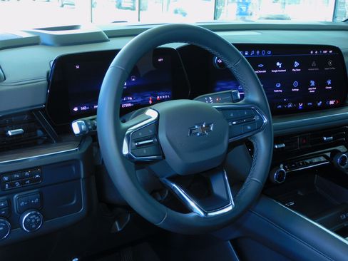 Used 2025 Chevrolet Suburban Z71 image 17