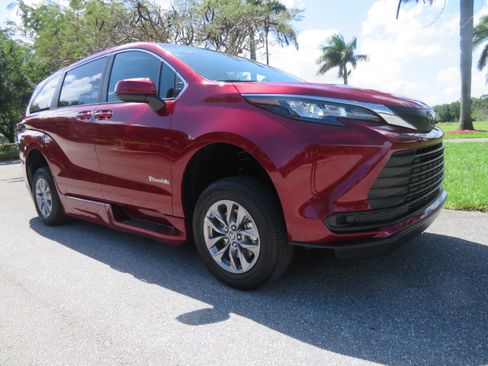 Used 2026 Toyota Sienna LE FWD image 6