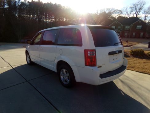 Used 2010 Dodge Grand Caravan SE image 3