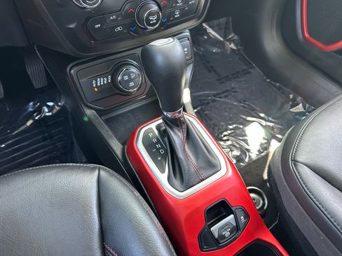 Used 2018 Jeep Renegade Trailhawk AWD/4WD image 14