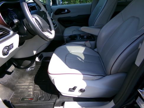 Used 2017 Chrysler Pacifica Limited FWD image 8