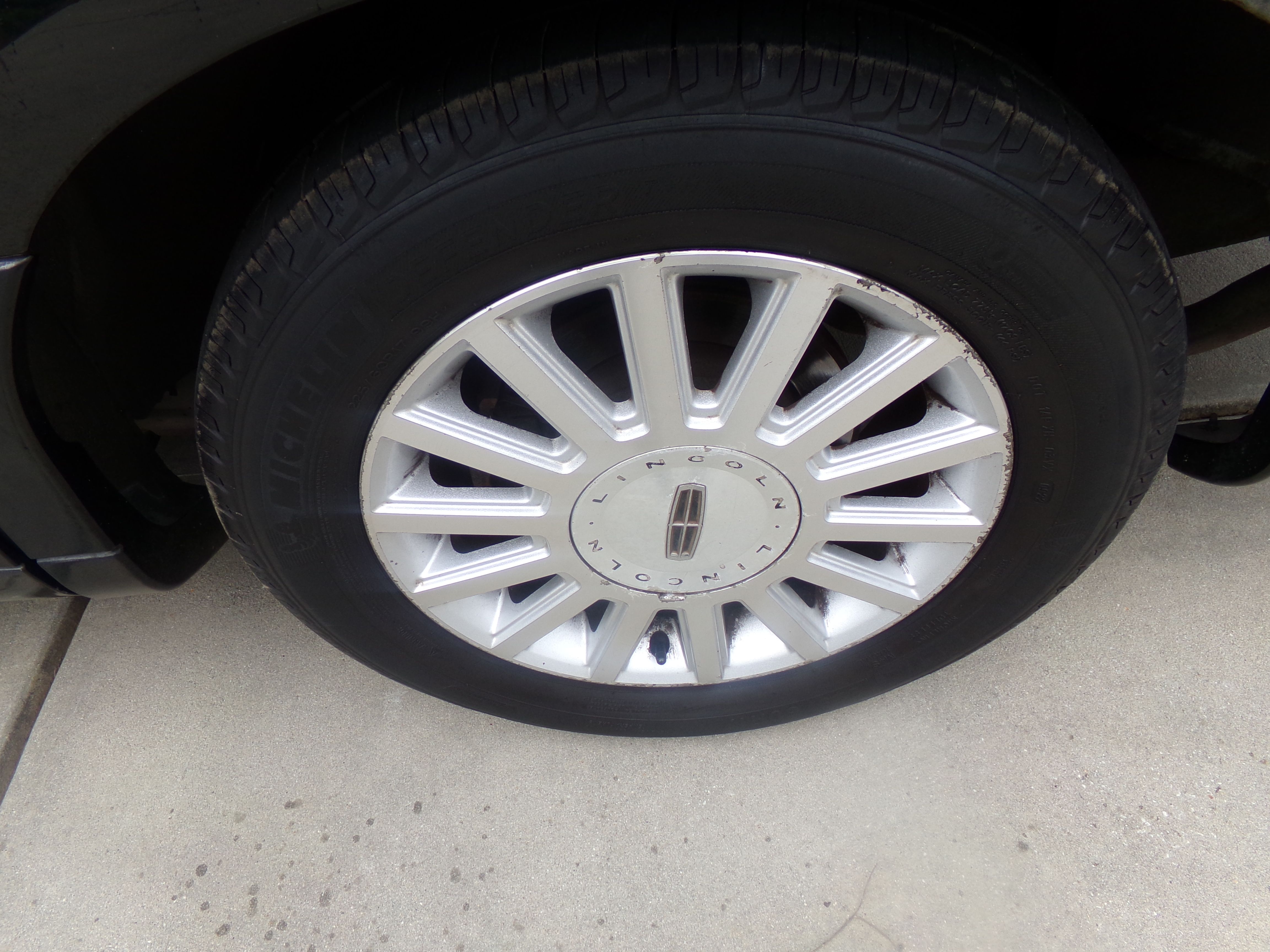 Used 2004 Lincoln Town Car Signature RWD image 13