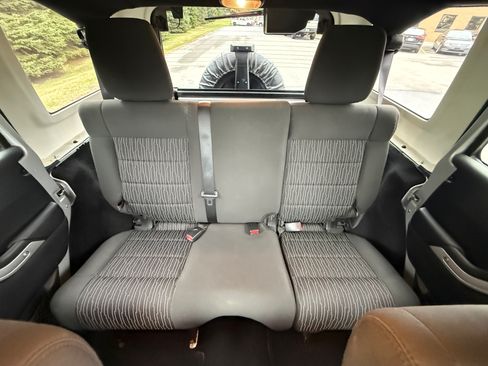 Used 2012 Jeep Wrangler Unlimited Rubicon image 12