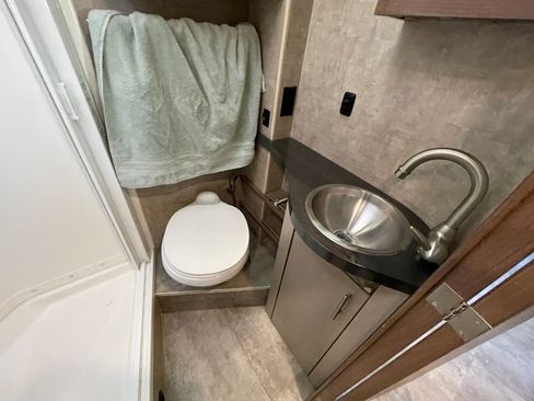 Used 2015 Mercedes-Benz Sprinter 4500 image 48