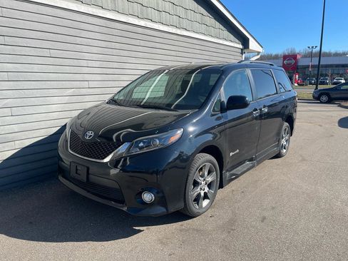 Used 2015 Toyota Sienna SE image 7