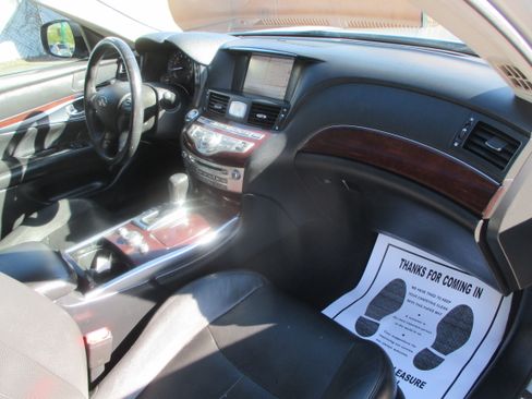 Used 2017 INFINITI Q70 Premium image 3