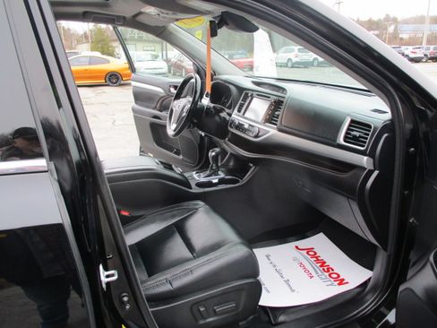 Used 2018 Toyota Highlander XLE image 34