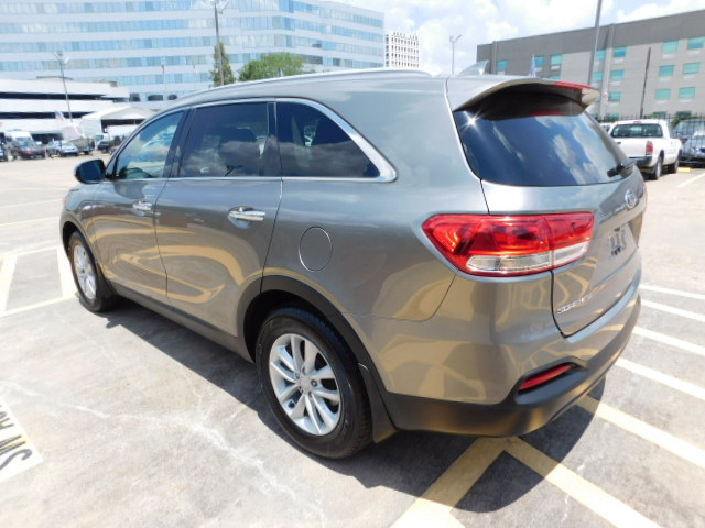 Used 2018 Kia Sorento FWD image 4