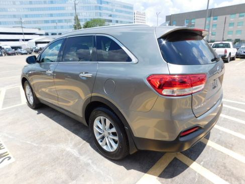 Used 2018 Kia Sorento FWD image 4