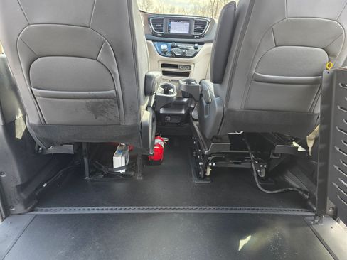 Used 2022 Chrysler Voyager LX image 15