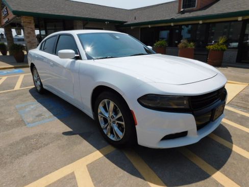 Used 2022 Dodge Charger SXT AWD image 2