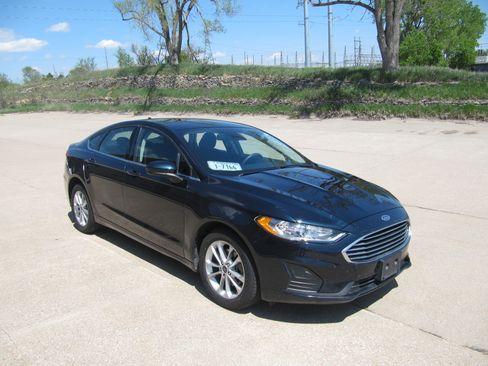 Used 2020 Ford Fusion SE FWD image 1