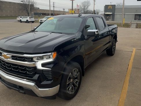 Used 2023 Chevrolet Silverado 1500 LT image 2