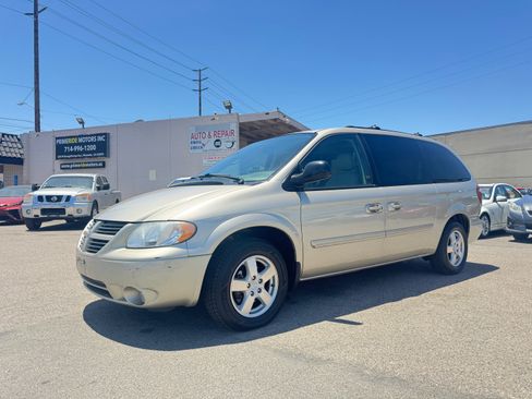 Used 2005 Dodge Grand Caravan SXT FWD image 3