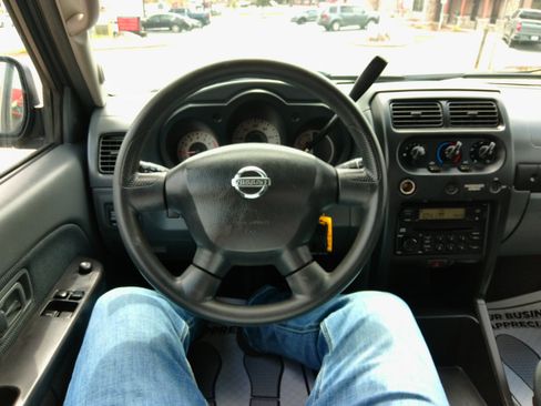 Used 2004 Nissan Frontier XE image 37
