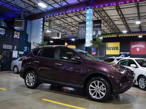 Used 2018 Toyota RAV4 FWD image 7