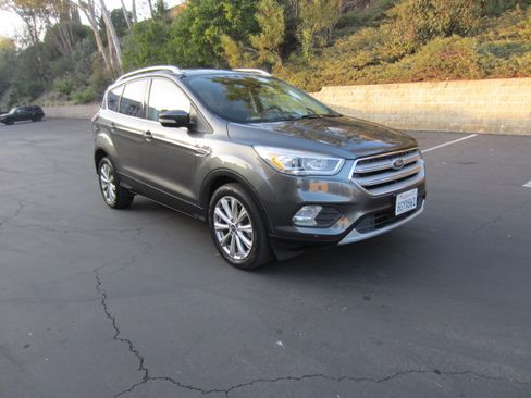 Used 2018 Ford Escape Titanium image 3