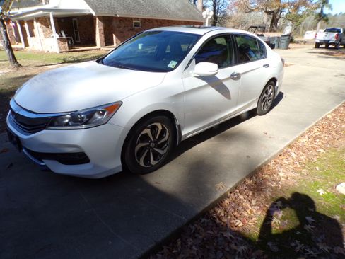 Used 2017 Honda Accord EX image 8