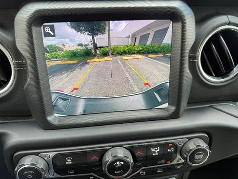 Used 2021 Jeep Gladiator Overland AWD/4WD image 10