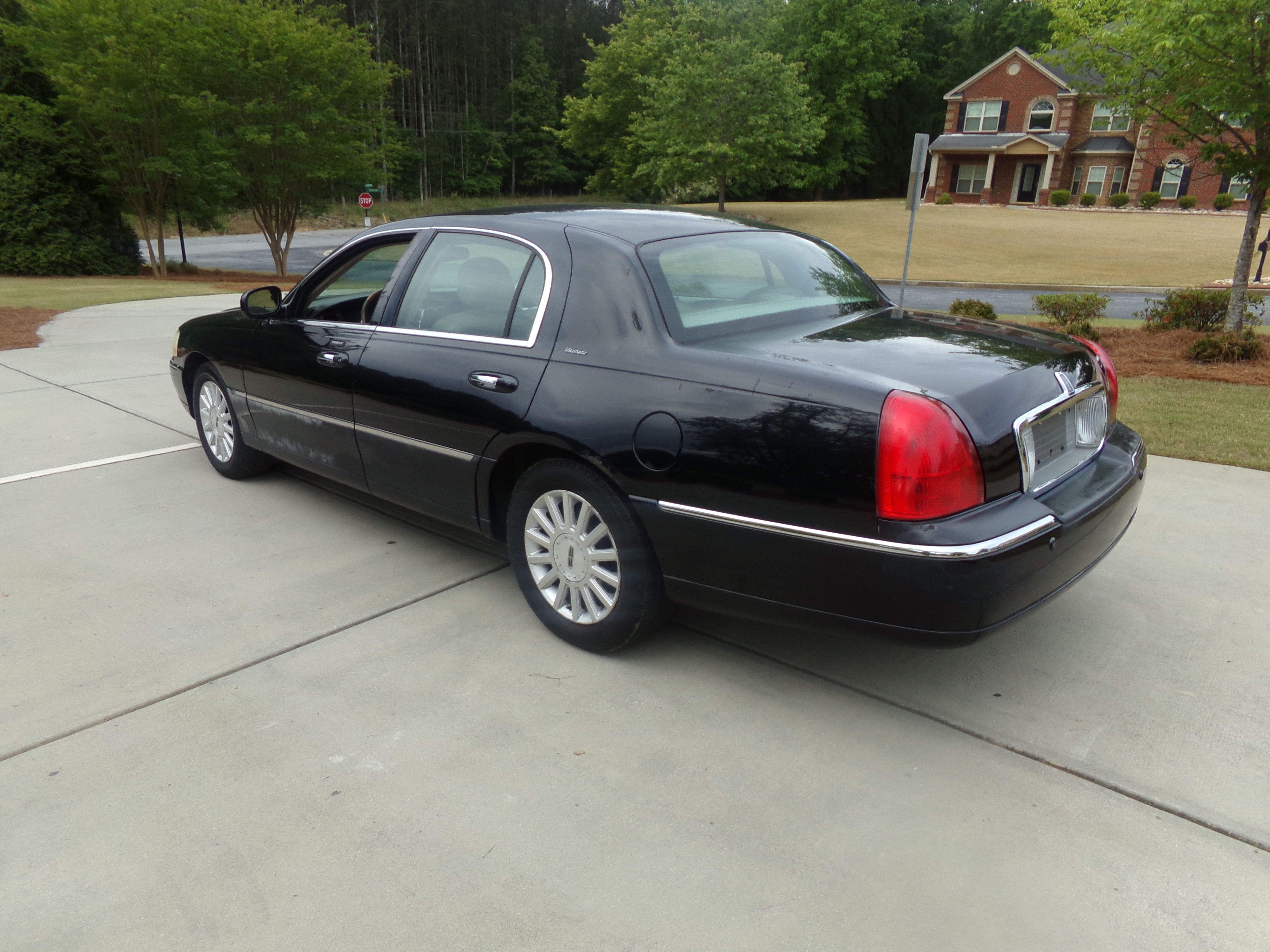 Used 2004 Lincoln Town Car Signature RWD image 3