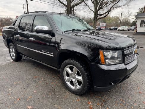 Used 2013 Chevrolet Avalanche LTZ image 5