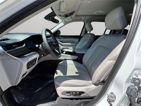 Used 2022 Jeep Grand Cherokee Overland image 2