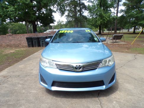 Used 2014 Toyota Camry L Sedan 4D FWD image 2