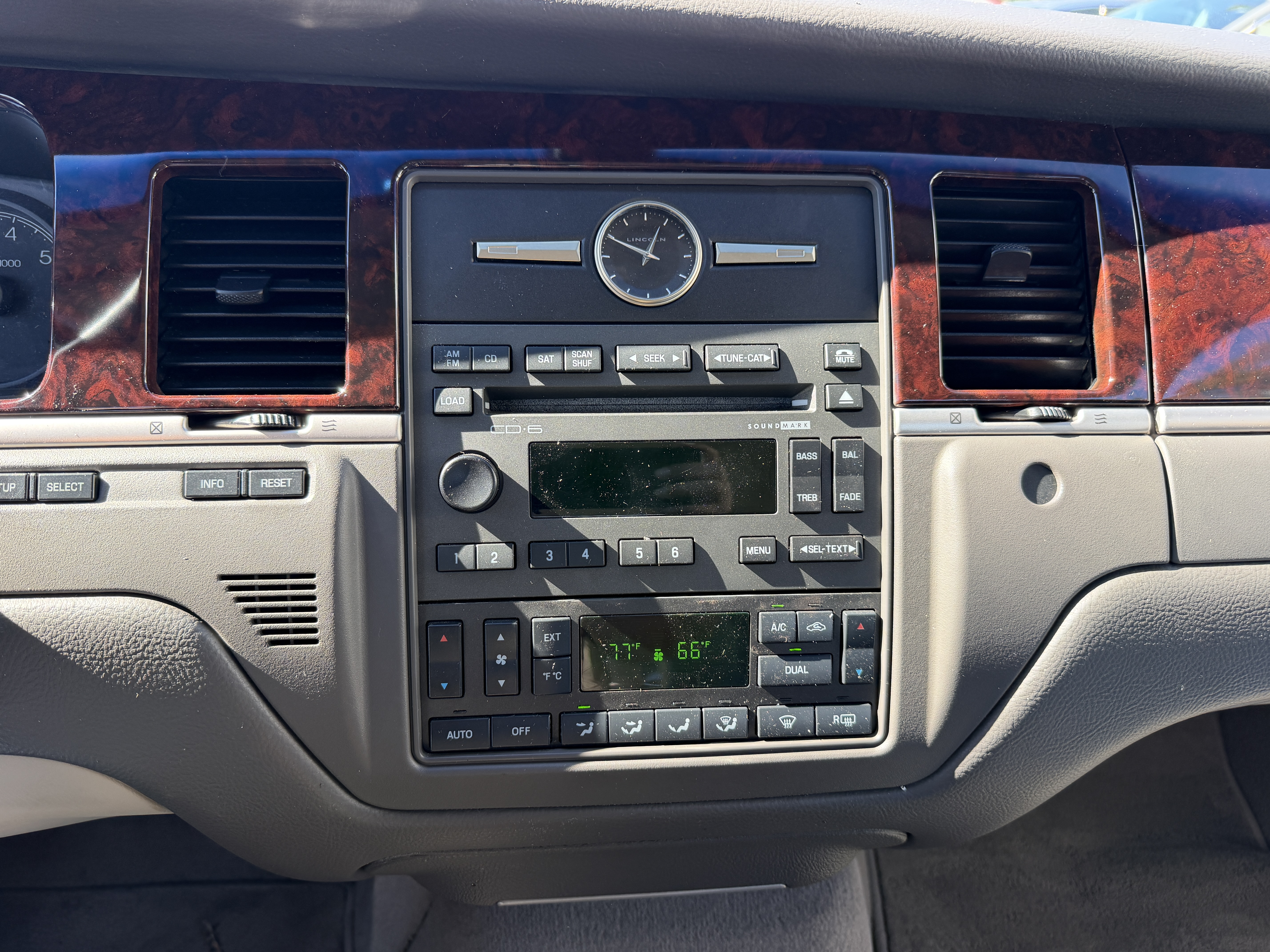 Used 2011 Lincoln Town Car Signature Limited RWD image 8