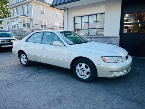 Used 1999 Lexus ES 300 FWD image 2