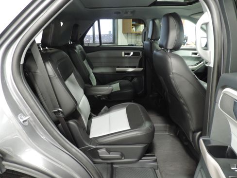 Used 2023 Ford Explorer XLT image 26