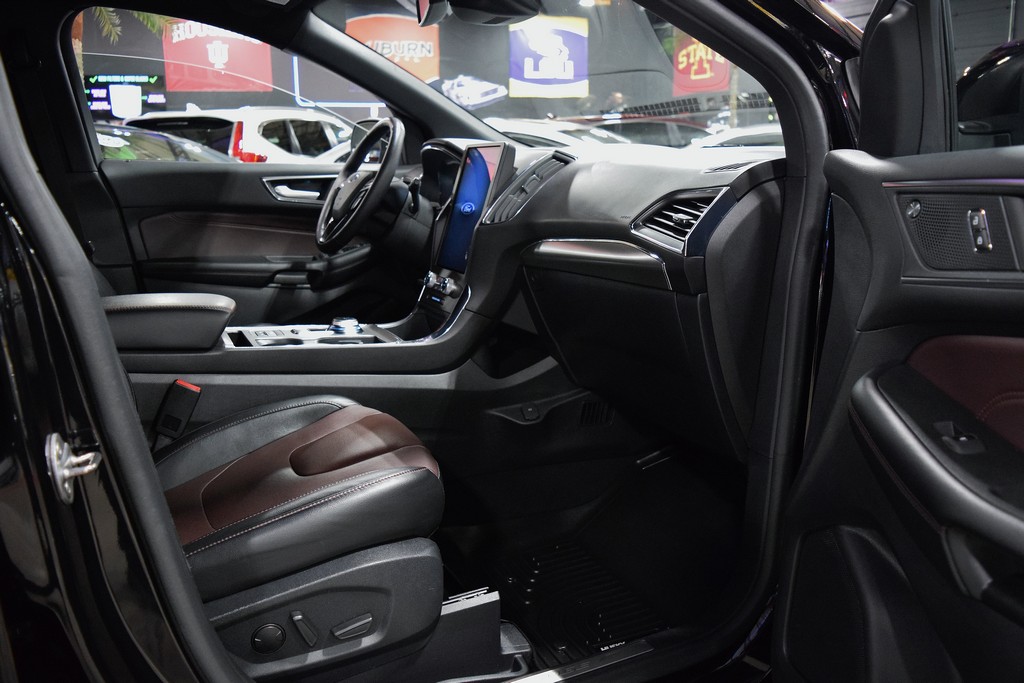 Used 2021 Ford Edge Titanium FWD image 21