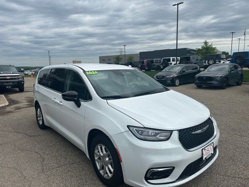Used 2024 Chrysler Pacifica Touring-L FWD image 2