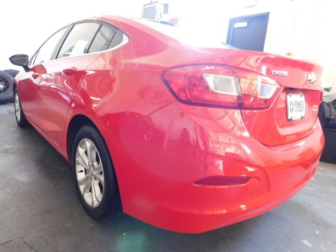 Used 2019 Chevrolet Cruze LT image 2