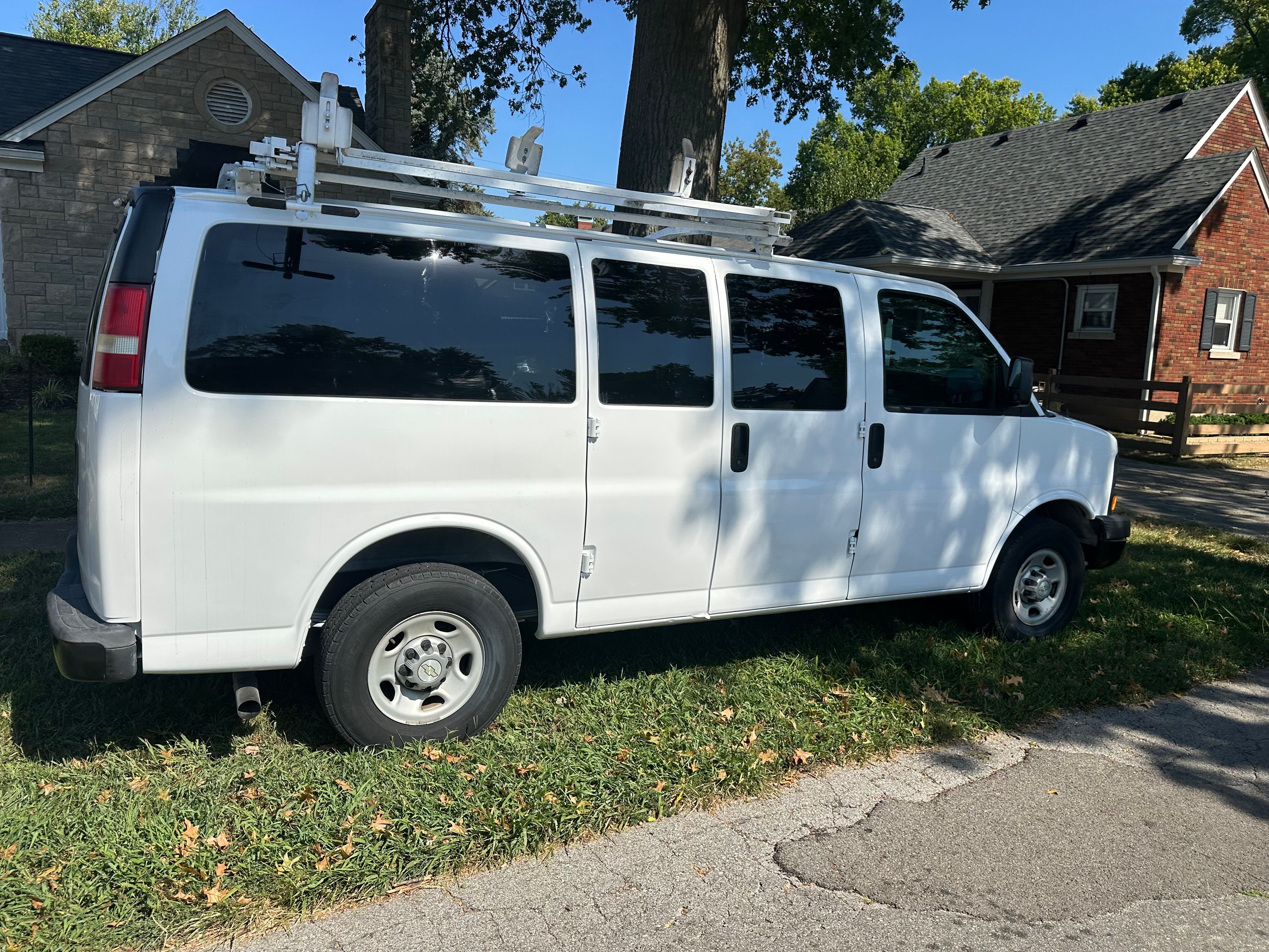 Used 2010 Chevrolet Express 2500 RWD image 4