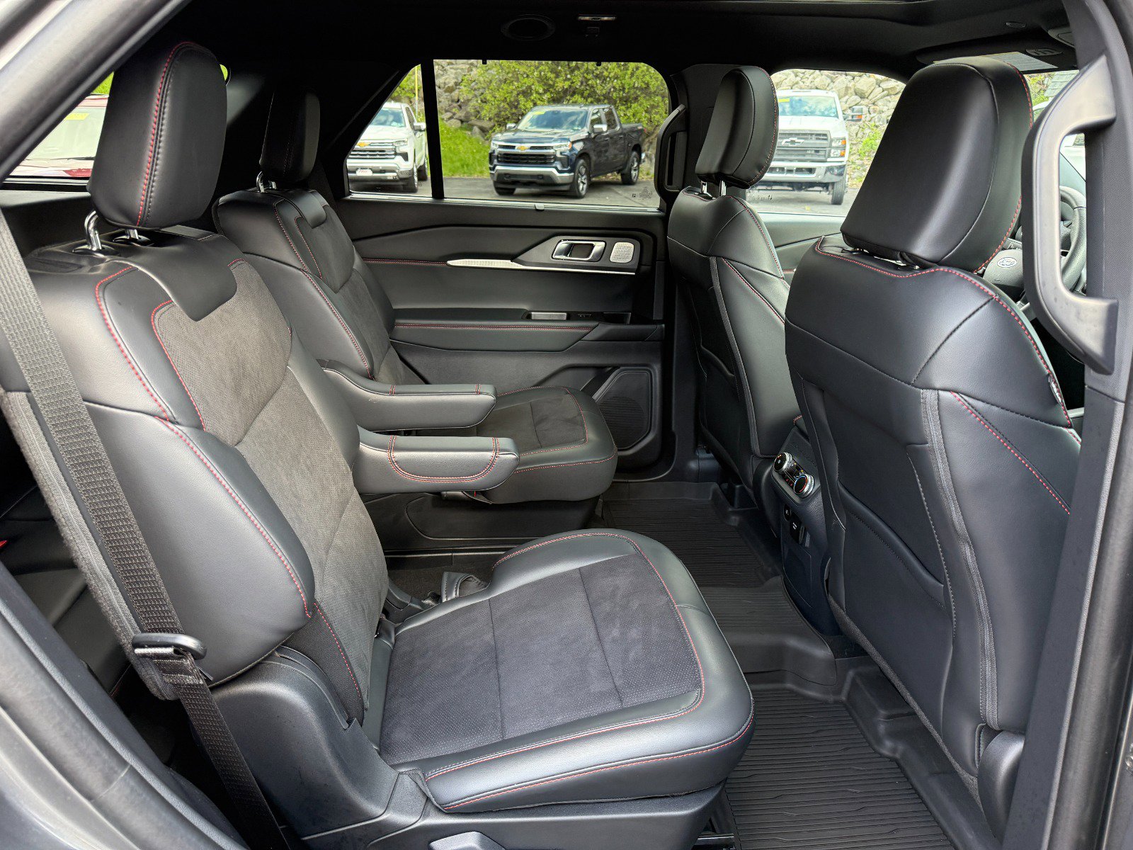 Used 2025 Ford Explorer ST AWD/4WD image 23