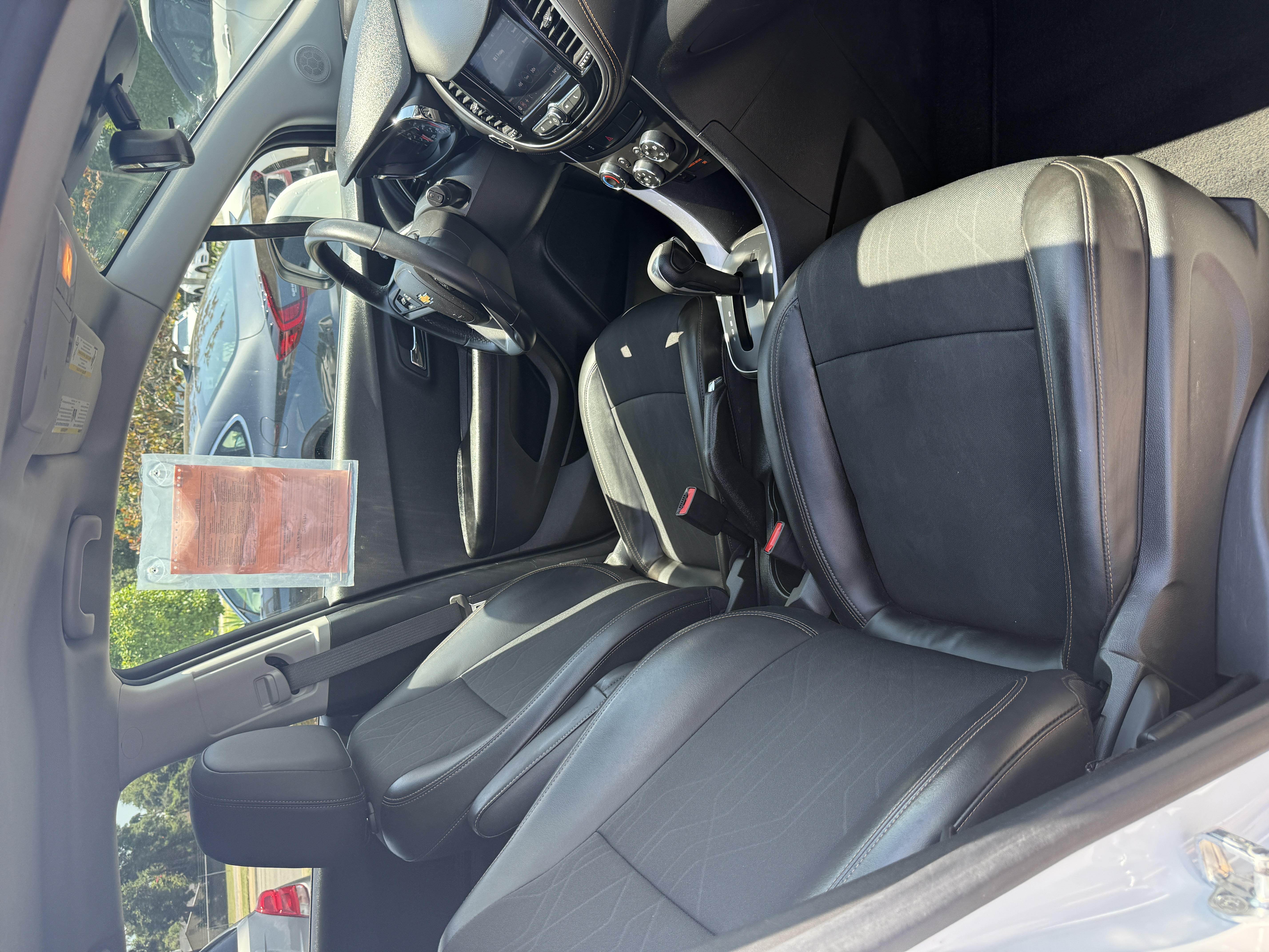 Used 2022 Chevrolet Trax FWD LT w/ 1LT image 17